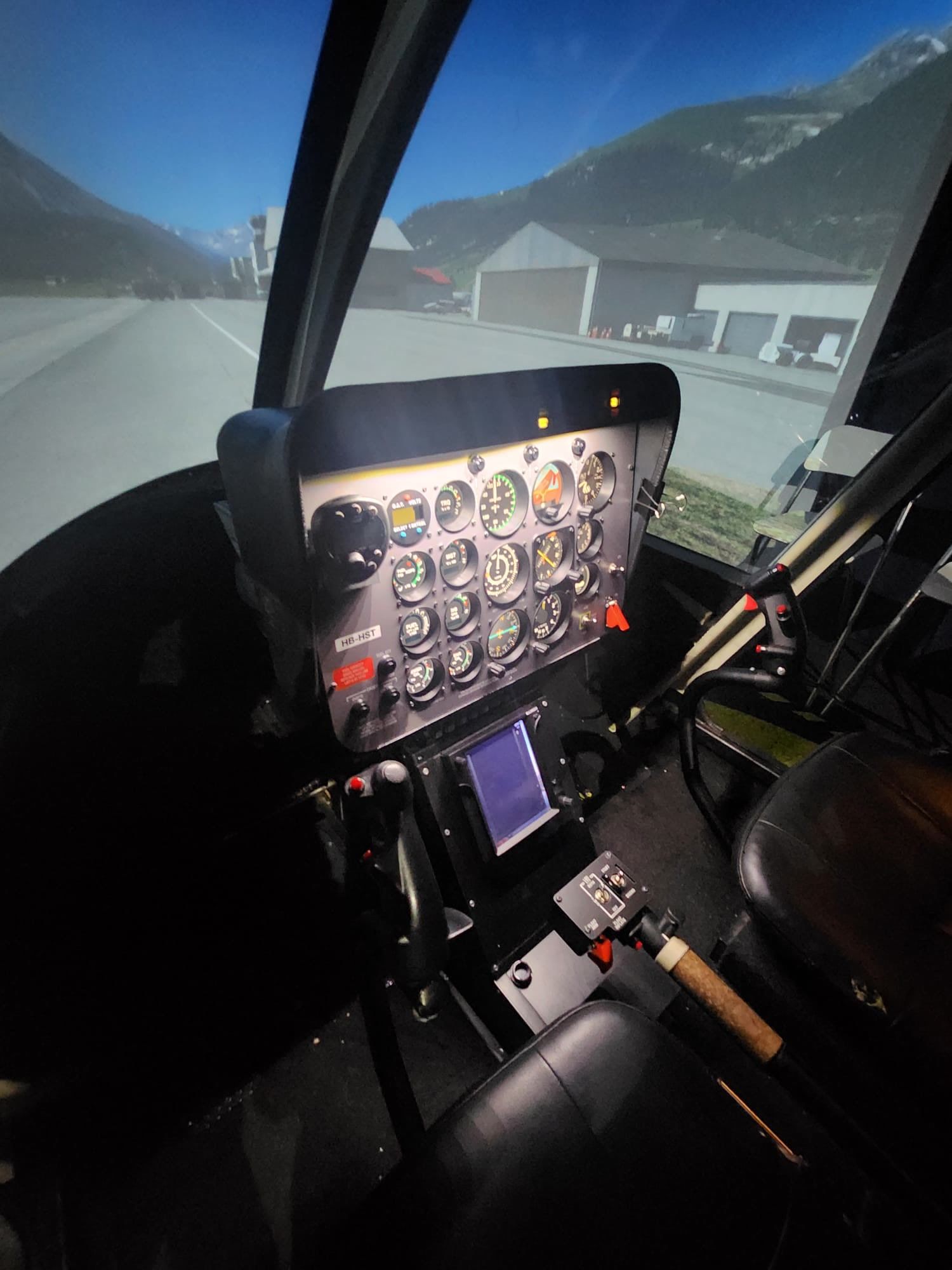 Instrumentenpanel, Cyclic, Collective und Pilotensitz im Bell 407 Simulator.